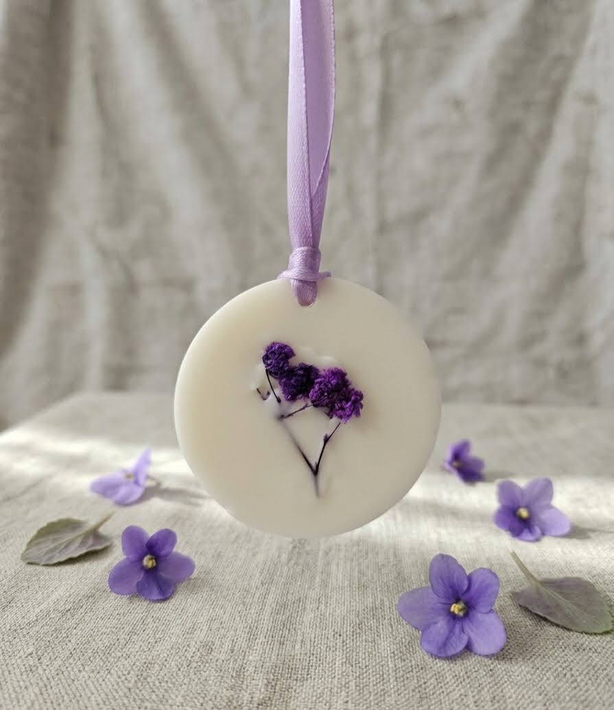 :  Ambientador de armario sólido artesanal Merakimia de cera de soja con aroma a flores de violeta, detalle de textura y acabado natural