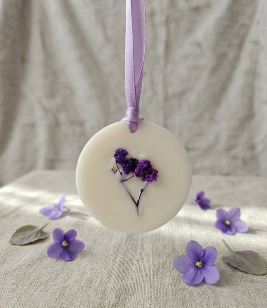 :  Ambientador de armario sólido artesanal Merakimia de cera de soja con aroma a flores de violeta, detalle de textura y acabado natural