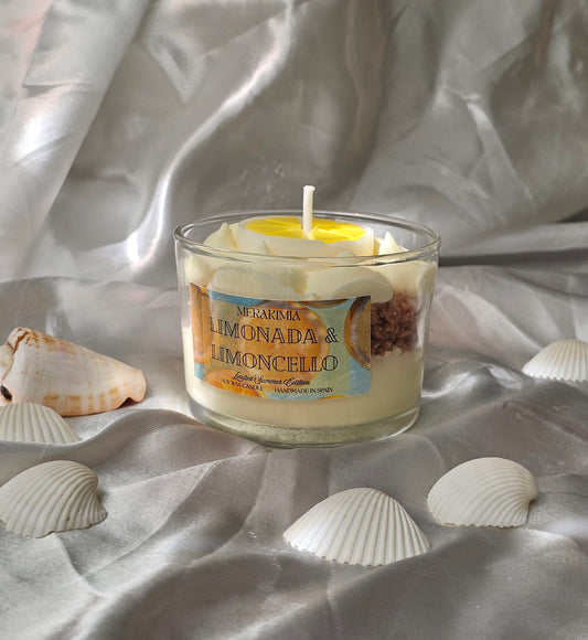 vela de mousse de limon merakimia con una rodaja de limon y color amarillo